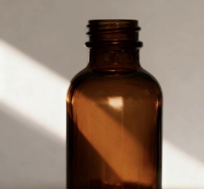 Transparan atau Coklat? Hikmah Ilmiah Dibalik Pemilihan Warna Botol Reagen
